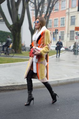 Anna Dello Russo, Milan Moda Haftası 2017 'deki defileden sonra tanınmış biri.