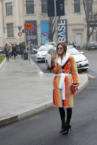 Anna Dello Russo Osobą Publiczną Pokazie Mody Podczas Mediolańskiego Tygodnia — Zdjęcie stockowe