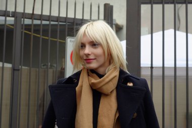 Milan Moda Haftası 2017 'deki defilesinin sonunda ünlü bir manken.