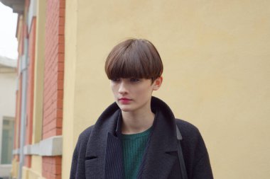 Milan Moda Haftası 2017 'deki defilesinin sonunda ünlü bir manken.