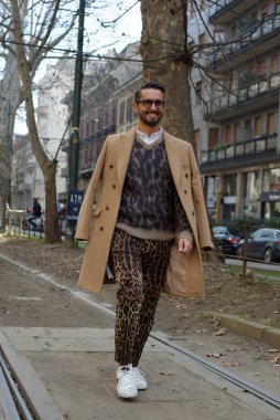 Simone Marchetti Vanity Fair Italia Genel Yayın Yönetmeni. Milan Moda Haftası 2017 'deki defileden sonra halk figürü
