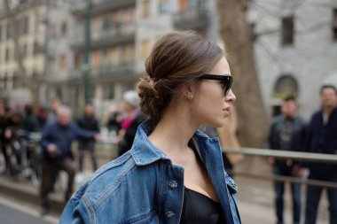 Milan Moda Haftası 2017 'de Dolce & Gabbana Moda Gösterisinden sonra Milano sokakları ve yeri