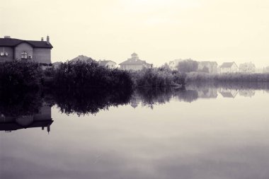 Nehir kıyısında köy ile manzara