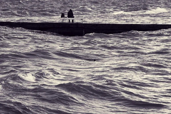 桟橋で唯一の漁師 — ストック写真
