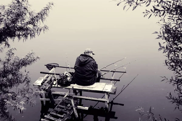 Рыбак рыбачит — стоковое фото