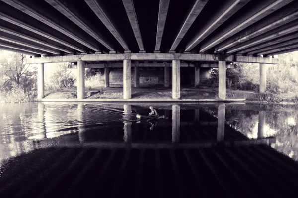Köprü altında balıkçı — Stok fotoğraf