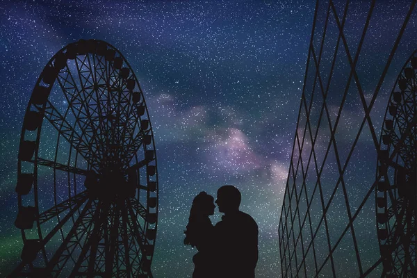 Los amantes en el parque de atracciones por la noche — Vector de stock