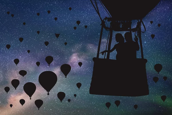 Amoureux en ballon la nuit — Image vectorielle