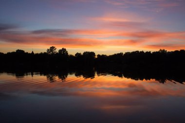Nehirli yaz manzarası