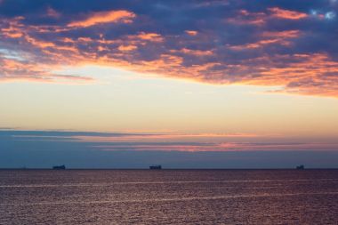 Şafakta sonbahar deniz manzarası