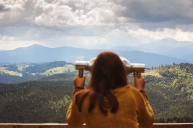 Kız teleskopik dürbün görünüyor