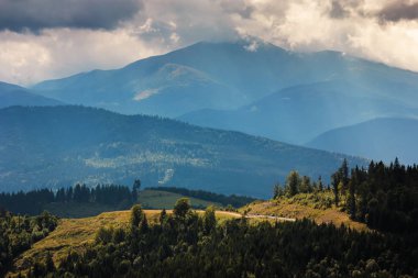 Yaz dağ manzarası. Hoverla dramatik bulutlu gökyüzü altında. Karpatlar, Ukrayna'da seyahat