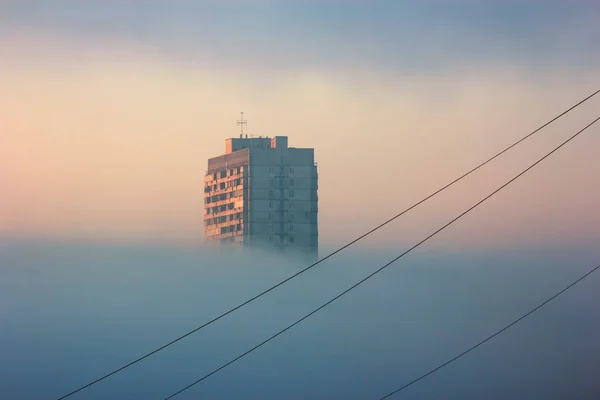 Hochhaus Über Den Wolken Stadtlandschaft Mit Hausdach Dichten Morgennebel Leitungen — Stockfoto