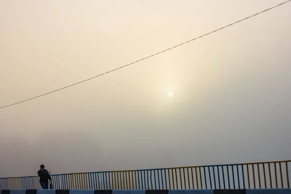 Пешеход Мосту Женщина Идет Городской Улице Утренний Густой Туман Таинственный — стоковое фото