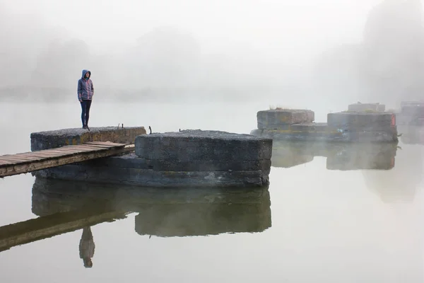 Осінній Пейзаж Річкою Зруйнований Старий Міст Ранковому Тумані Дівчина Дерев — стокове фото