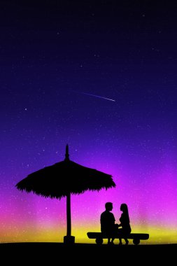 Aşıklar geceleyin saman şemsiyesinin altında kumda oturuyorlar. Plajda çift silueti olan vektör çizimi. Aile yaz tatili. Yıldızlı gökyüzünde kuzey ışıkları. Renkli aurora borealis
