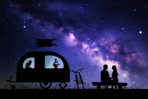 夜にはトレーラーの近くの恋人 キャンプ場にログオンするカップルのシルエットとベクトルイラスト 家族のロードトリップ 星空と天の川を背景にした暗い空間 — ストックベクタ