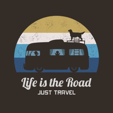 Araba yolda. Kamp arabasında insan ve köpek siluetleri olan geçmişe dönük çizimler. Aile gezisi. Parmak izleri ve tişörtler için vektör arkaplan