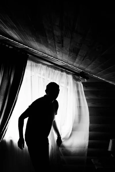 Karanlık Odada Yalnız Bir Adam Evde Kendini Izole Etme Karantinası — Stok fotoğraf