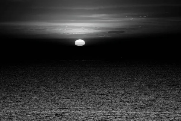 日の出と最小限の風景 白黒写真 暗い朝の憂うつな海 — ストック写真