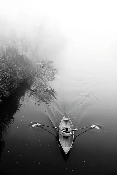 霧の中でボートの男 白黒写真 霧の川と秋の神秘的な風景 — ストック写真
