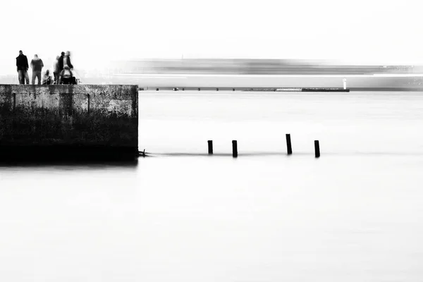 桟橋と抽象的な海の風景 ミニマルブラックとホワイトの写真 美術品だ 長時間露光 移動中の船 — ストック写真
