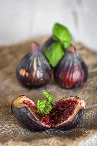 Fresh figs on wooden table — Stock Photo, Image