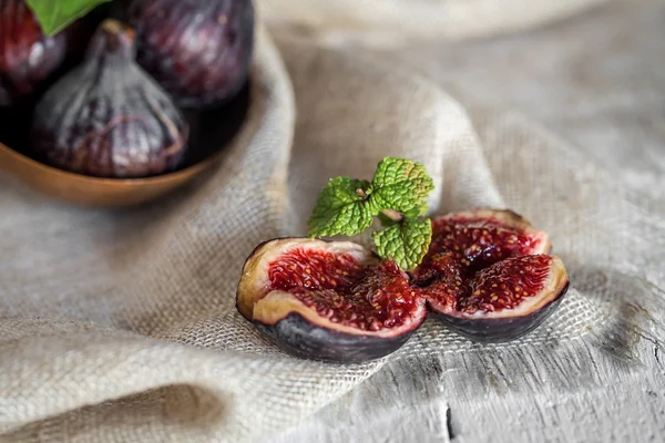 Fresh figs on wooden table — Stock Photo, Image