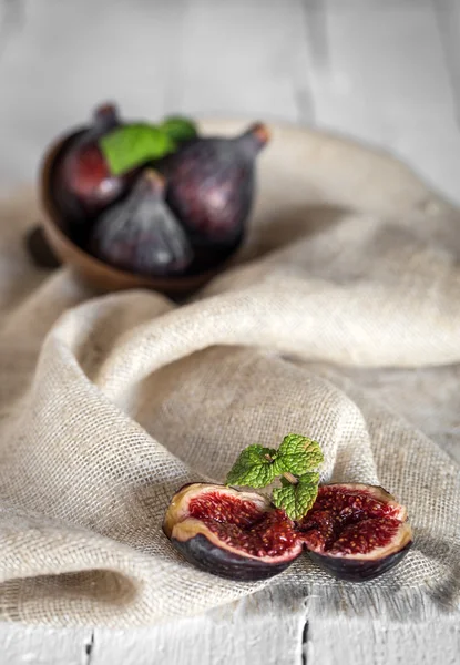 Fresh figs on wooden table — Stock Photo, Image