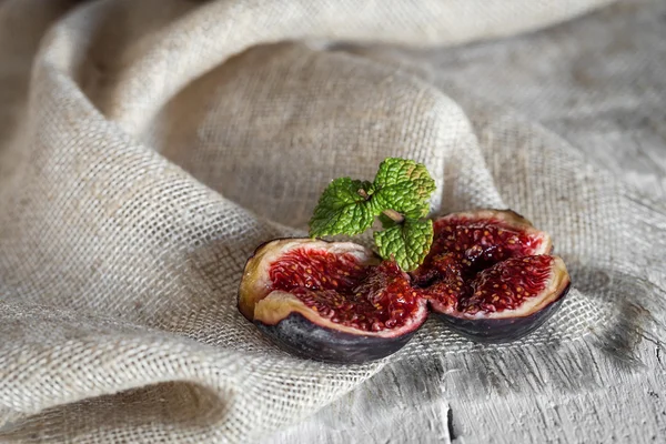 Fresh figs on wooden table — Stock Photo, Image