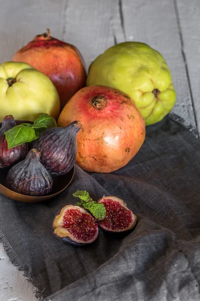 Fresh quinces and pomegranates — Stock Photo, Image