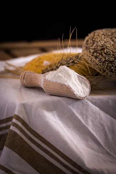 Другой свежий хлеб на старом деревянном столе — стоковое фото