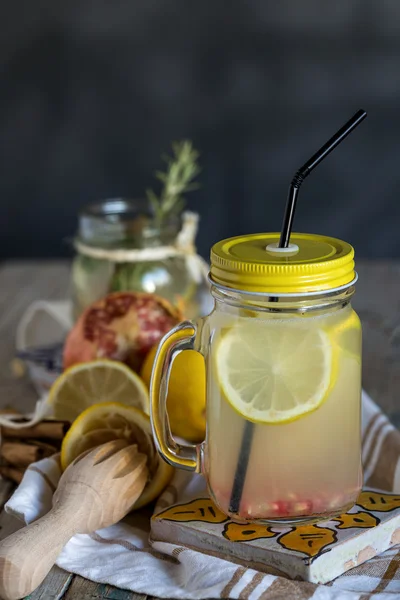 Limonáda s čerstvým citronem na dřevěném pozadí — Stock fotografie