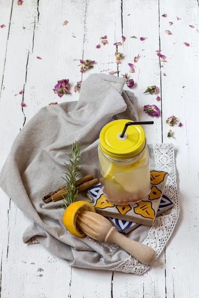 Limonada com limão fresco no fundo de madeira — Fotografia de Stock