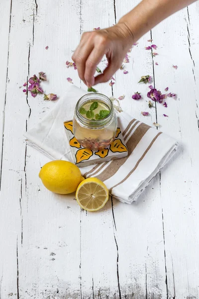 Limonada con limón fresco sobre fondo de madera — Foto de Stock