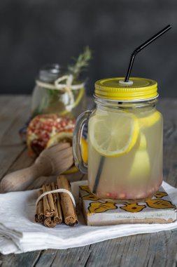 Ahşap arka planda taze limonata.
