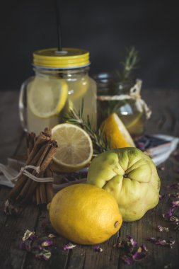 Ahşap arka planda taze limonata.