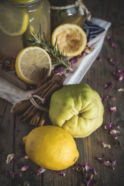 Ahşap arka planda taze limonata.