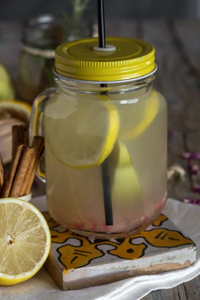 Limonada con limón fresco sobre fondo de madera — Foto de Stock