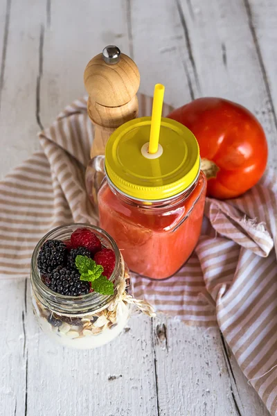 Hemgjord antioxidant smoothie sommar frukt och spannmål — Stockfoto
