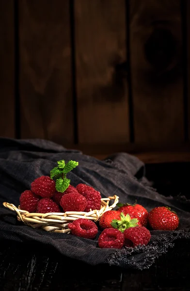 Fresas y grosellas rojas — Foto de Stock