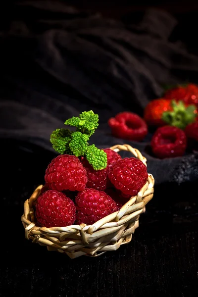 Κόκκινες φράουλες και σταφίδες — Φωτογραφία Αρχείου