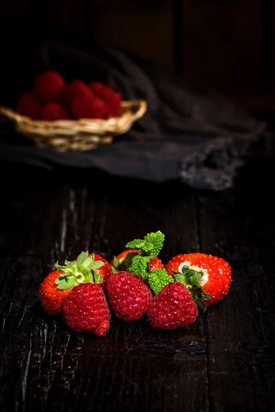 Röda jordgubbar och vinbär — Stockfoto