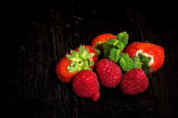 빨간 딸기와 건포도 — 스톡 사진