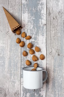 eski ahşap masa fındık karışımı