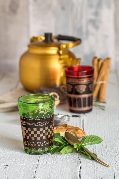 Arabischer Nana Minztee im traditionellen Glas mit Minze — Stockfoto