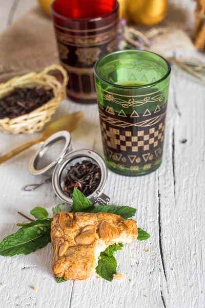 Arabská nana mátový čaj v tradiční sklenici s mátou — Stock fotografie