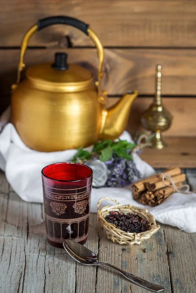 Arabic nana mint tea in traditional glass with mint — Stock Photo, Image