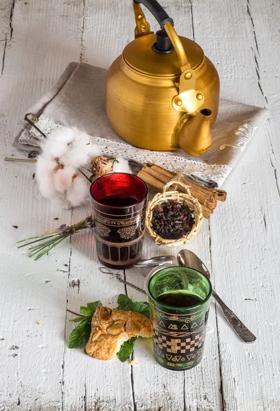 Arabic nana mint tea in traditional glass with mint — Stock Photo, Image