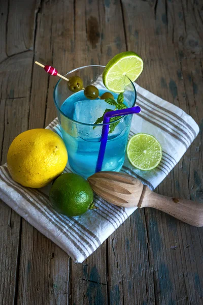 Свежеприготовленные джин-тоник с лаймом и огуречными ломтиками — стоковое фото